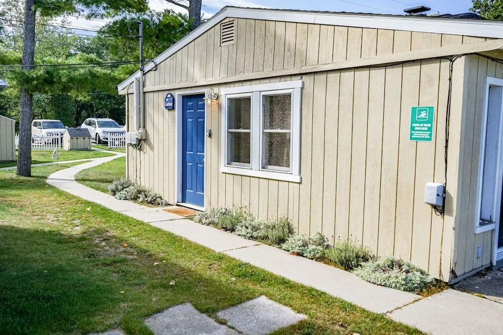 Beach Club of Oscoda Garden Cottage on the Lake