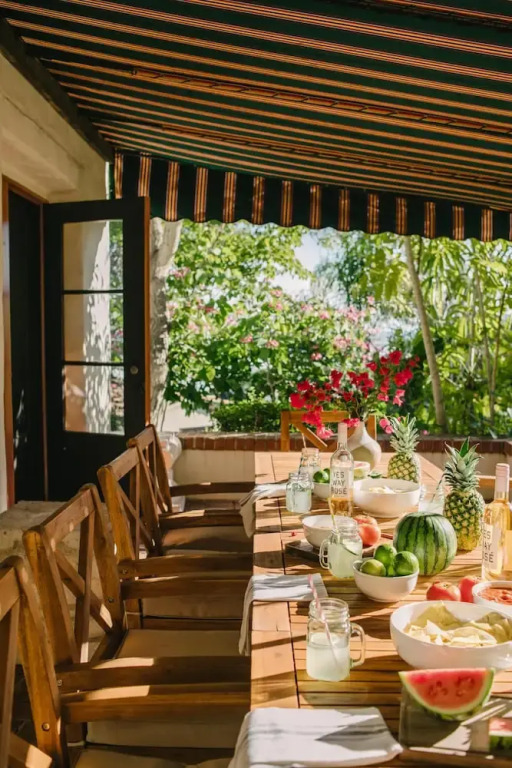 Frida by AvantStay | Sleeps 16! Prvt Estate w/ Tennis Ct & Mins to Beach!