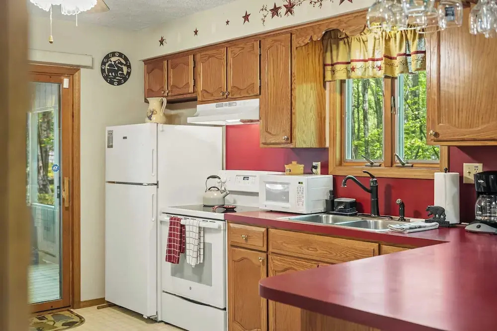 Shady Pines by Avantstay Enclosed Porch, Game Rooms, & Lake/beach Access!
