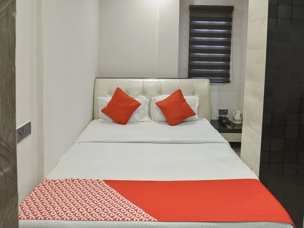 OYO Flagship 3352 Krishna Guest Lines Bagri Market