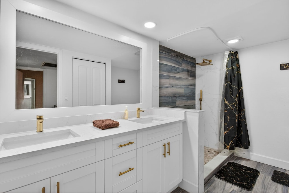 Bright & Cozy Townhome · Pool & Near Downtown