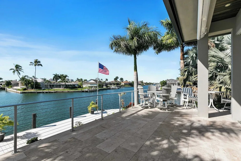 Marco Polo by Avantstay Waterfront 5bdr, Pool, Spa, Fire Pit, Walk to Beach