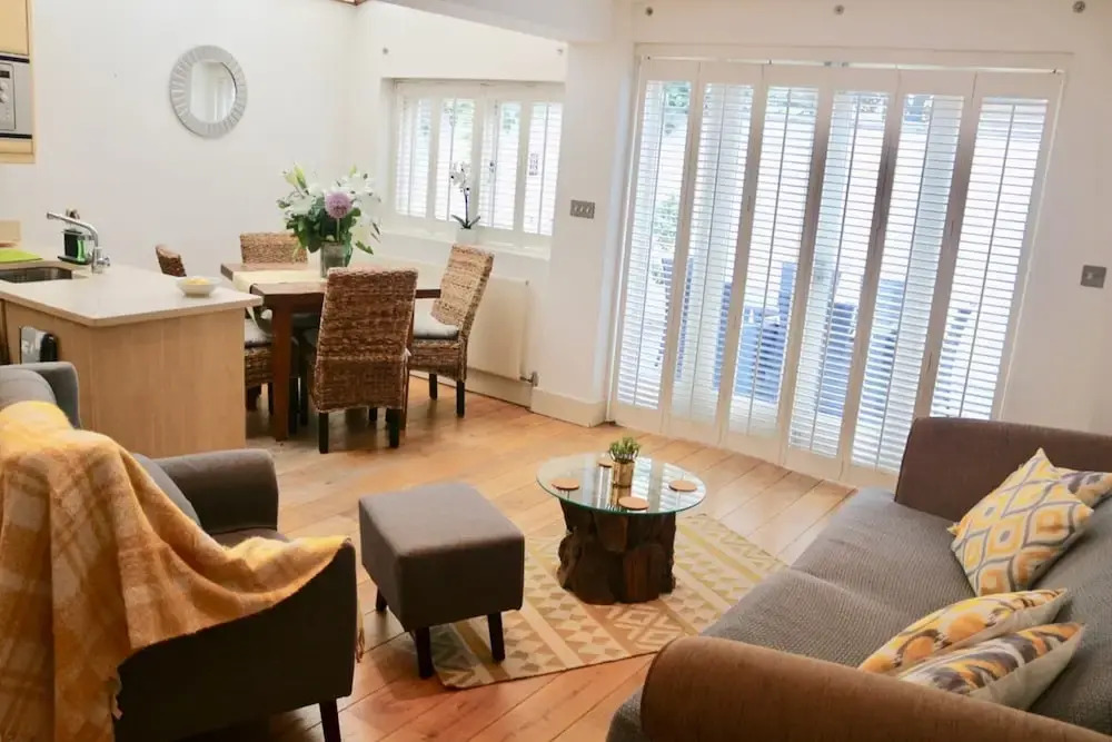 Pleasant, Intimate Flat With Backyard in Battersea