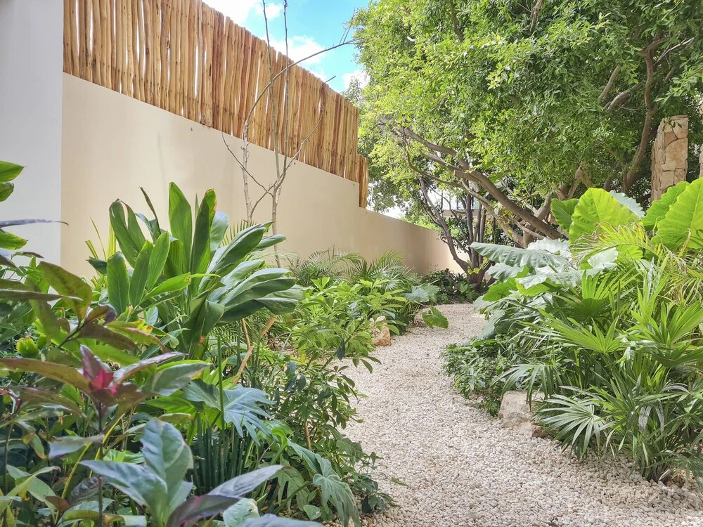 Kaab by the Beach. Condo with roofpool