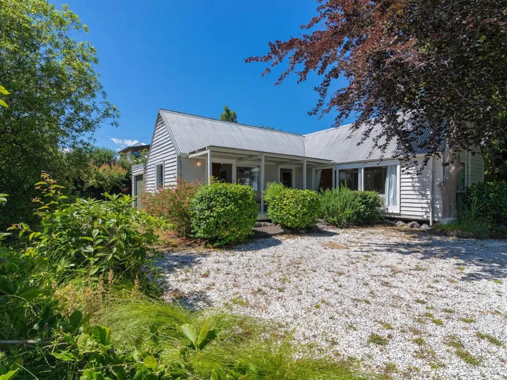 Copper Beech Cottage - Wharewaka Holiday Home