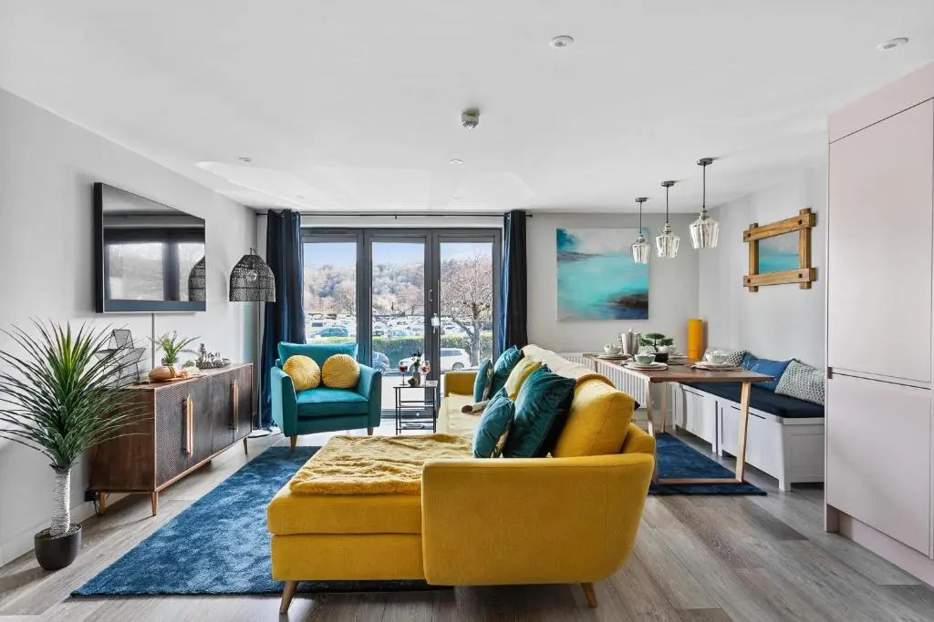2 De Courcey House - Architect designed luxury apartment with parking, central Dartmouth