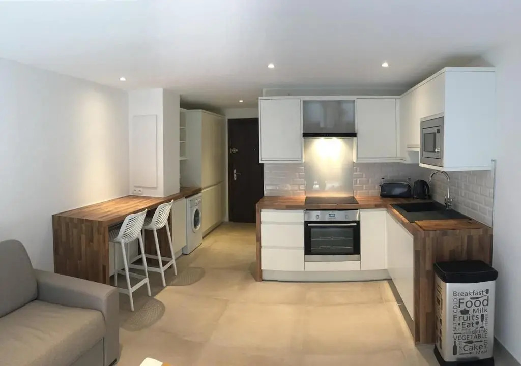 Très beau studio avec terrasse, situé à 100m des plages de Juans les pins