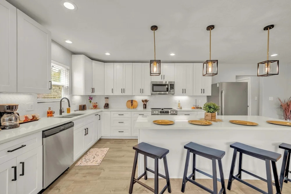Spacious & Homey 4br/3ba W/amenities Near Downtown
