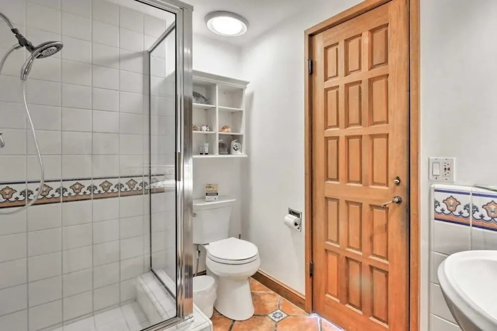 Ocean-view Hamilton Cove Oasis: Pool, Tennis & Gym 2 Bedroom Villa