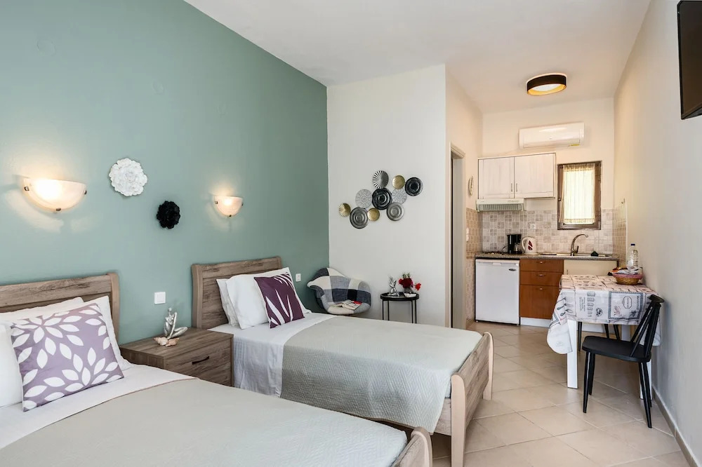 Ipsos Pool Apartments, Elena & Maria by Konnect