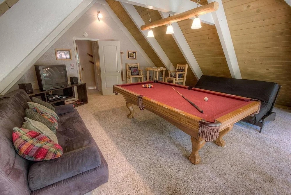 Rocky Top Retreat 4 Bedroom Home by RedAwning