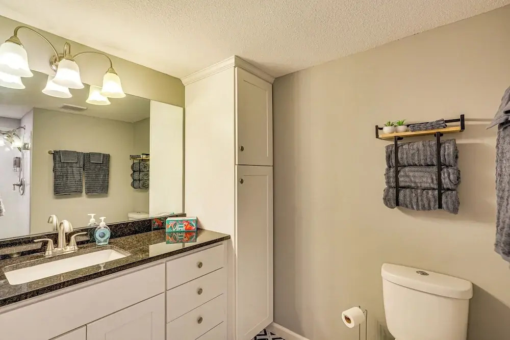 Pool Access & Lake Views: Osage Beach Family Gem