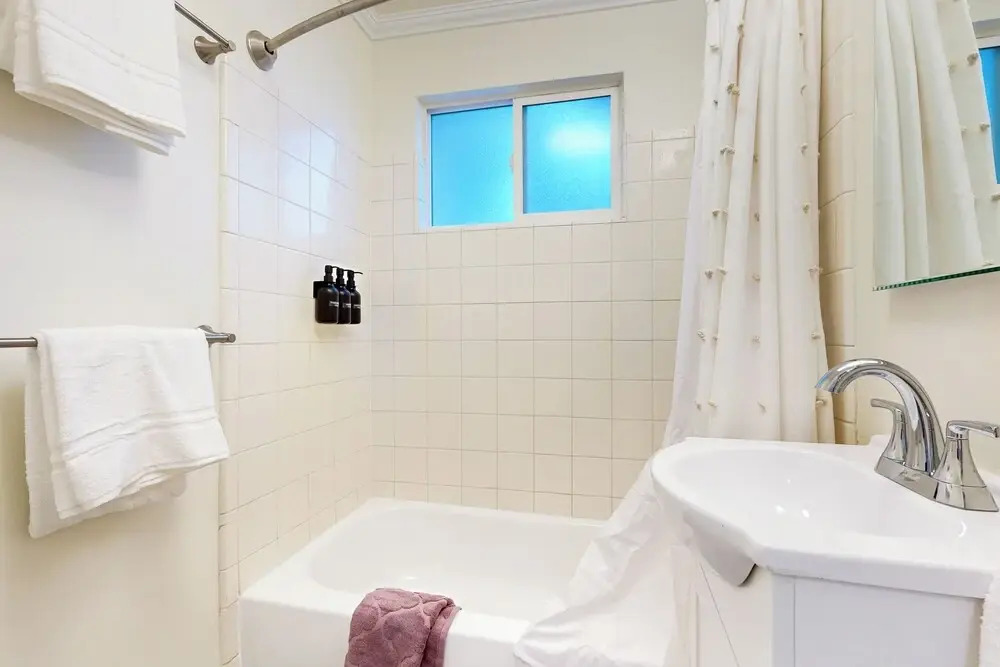 1BR Ocean-view Apt - Walk to Beach, Shops & Pier