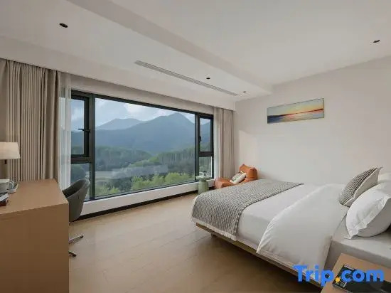 Lakeside Residence（ Grassland in Anji）
