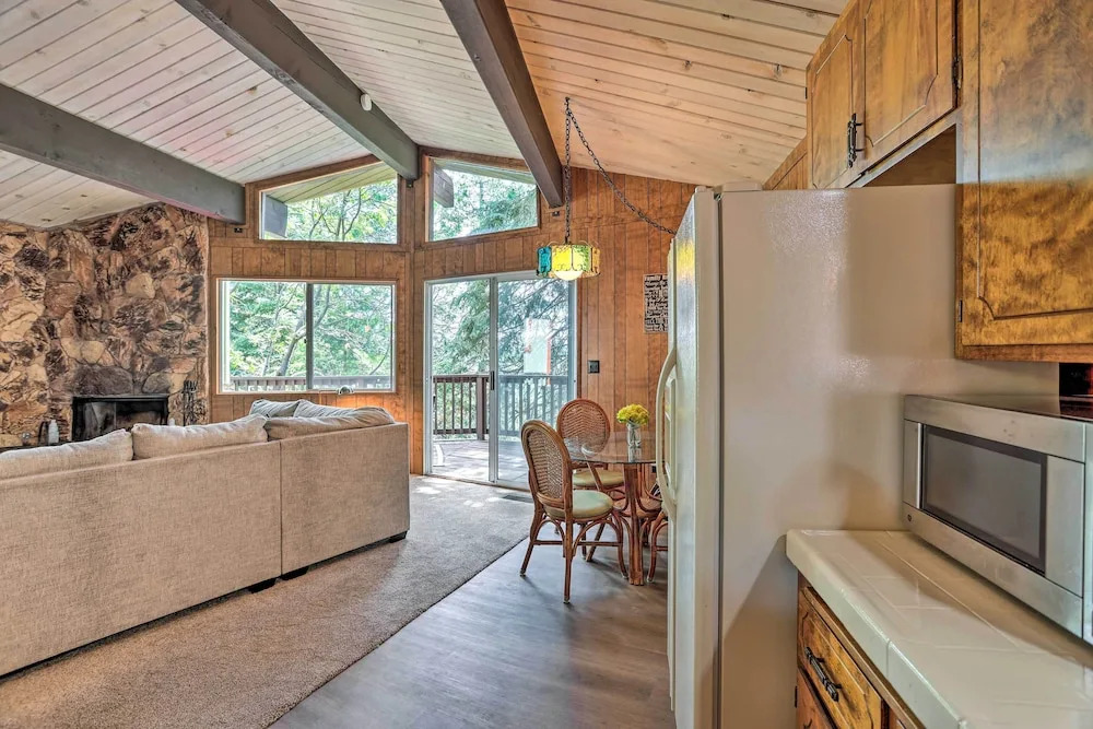 Lake Arrowhead Cabin w/ Mid-century Charm!