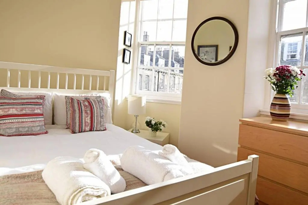 Bright and cosy 2BR Apt with workspace in New town, 5mins to Princes St