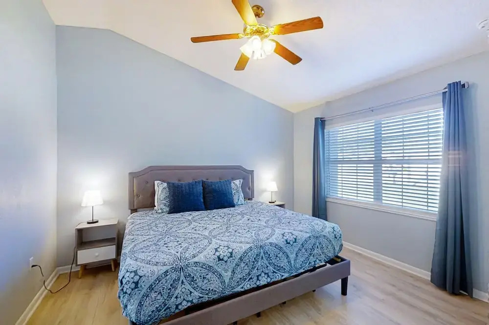 Pristine Palms House in Palm Coast With Enclosed Pool & Full Kitchen