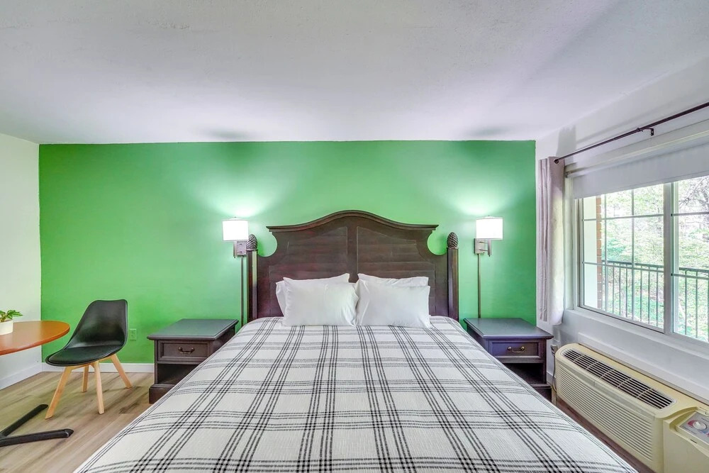 Cozy Couples Getaway! 1 Mi to Dtwn Eureka Springs