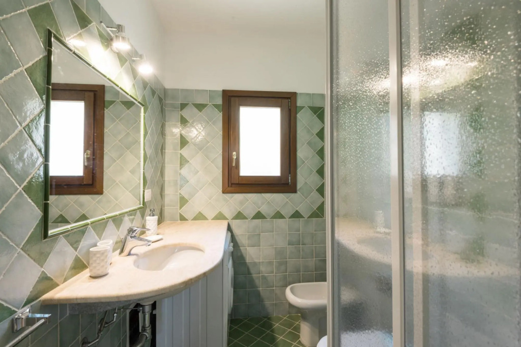 It consists of 4 bedrooms (1 double and one with twin beds, 1 double with also a single bed, one dou-PERLACEA 16
