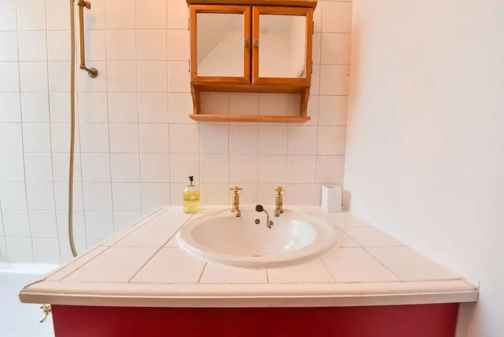 2 Bedroom Top Floor Flat Near Willesden Green