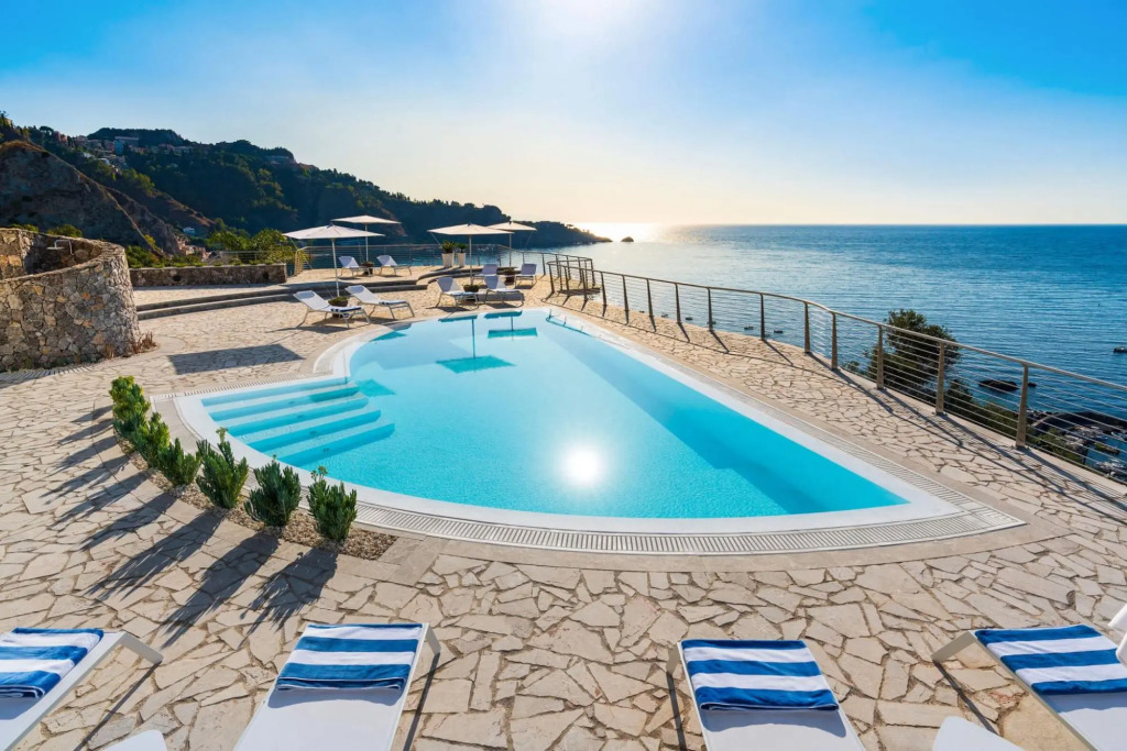 Luxury villa up to 20 guests near Taormina, 600 m from the next beach. Heated pool and wellness area-VILLA TAORMINA