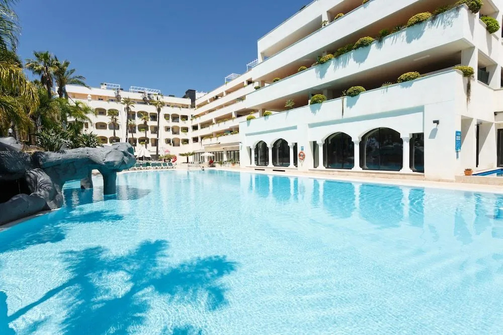 Apartamentos Guadalpin Suites