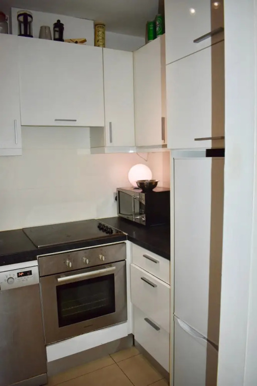 Trendy 2 Bedroom Apartment Near City Centre