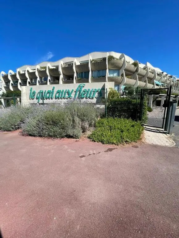 Studio vue port, belle terrasse, piscine