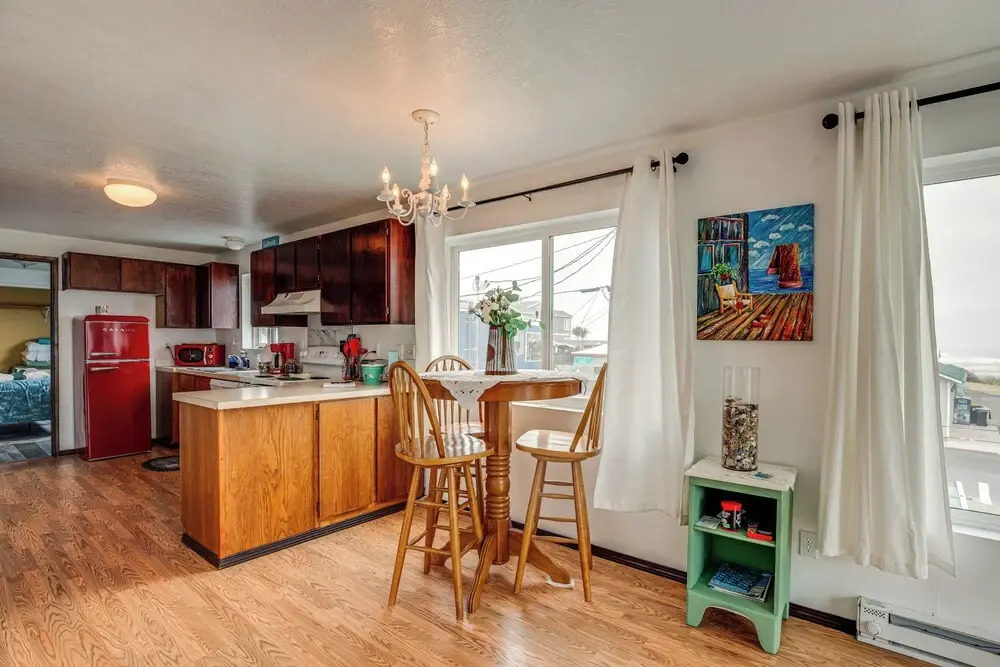 Quaint Rockaway Beach Gem: Walk to Shore!