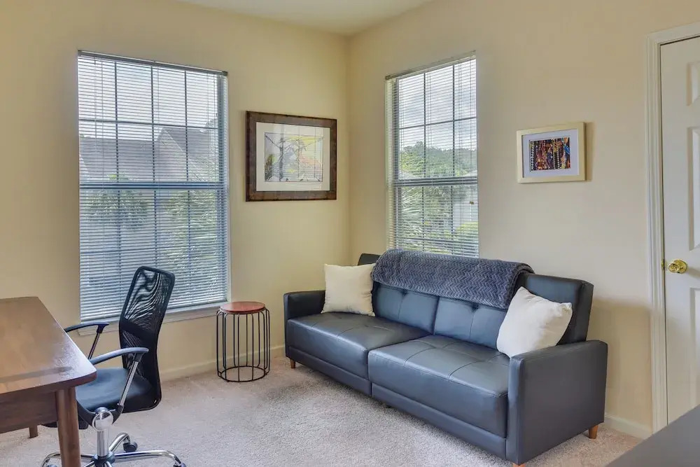 Mount Pleasant Condo w/ Pool & Bikes: Near Beach!