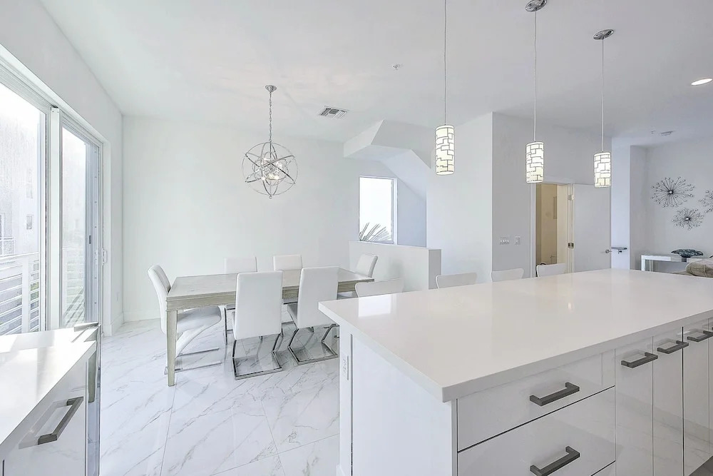 Tri-level Pompano Beach Townhouse by RedAwning