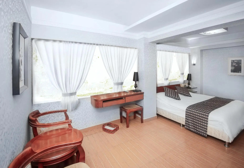 Holiday Hotel