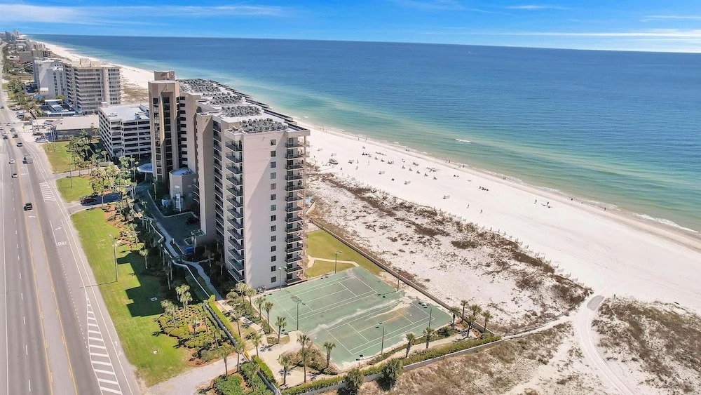 Beachfront Condo w/ View & Pool, Sleeps 8
