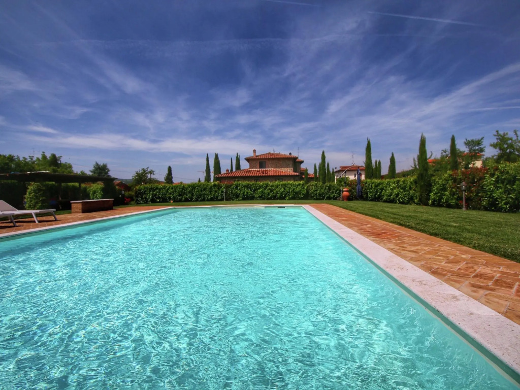 Spacious Cottage in Lucignano with Garden