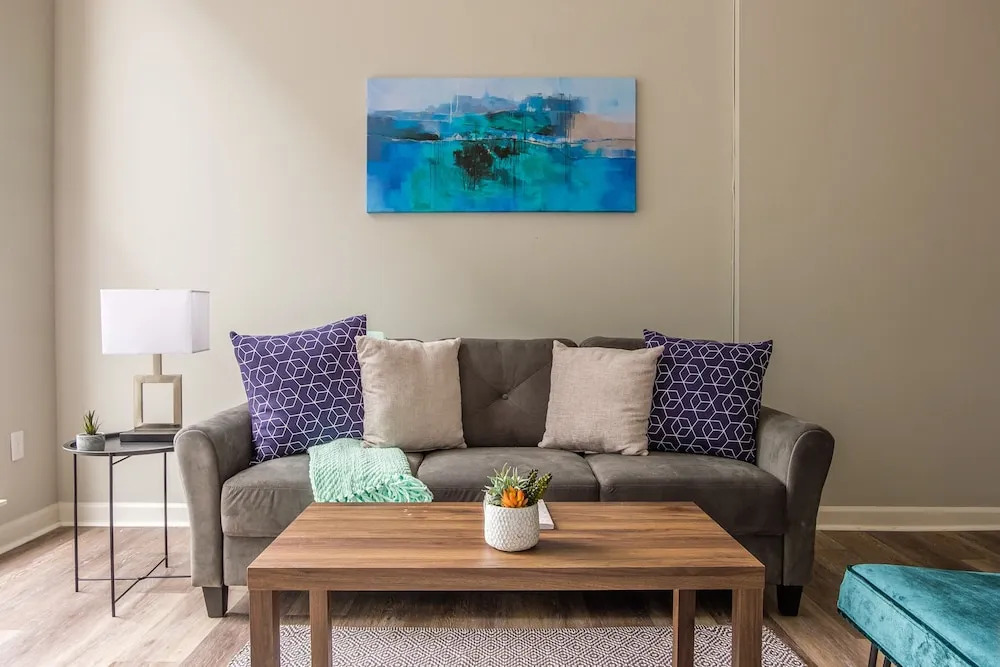 Downtown 1 & 2 BR Apt with Kitchen by Frontdesk