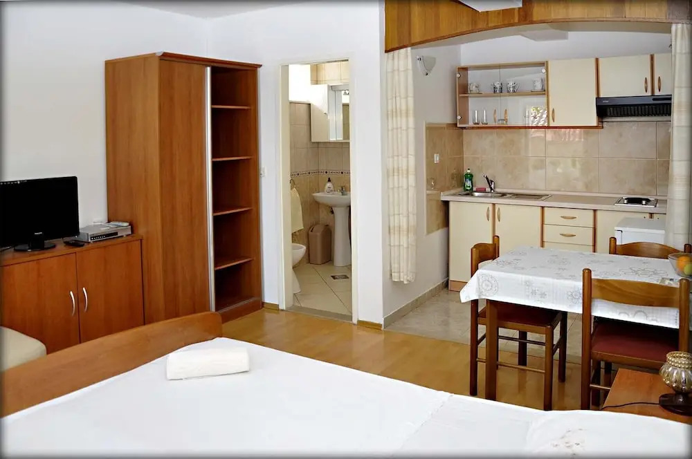Immaculate 4-bed House in Lumbarda