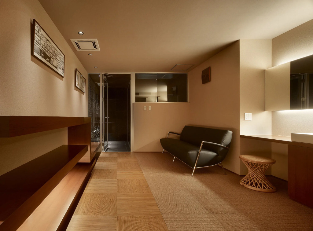 Ryokan Asukasou at the entrancne of Nara park