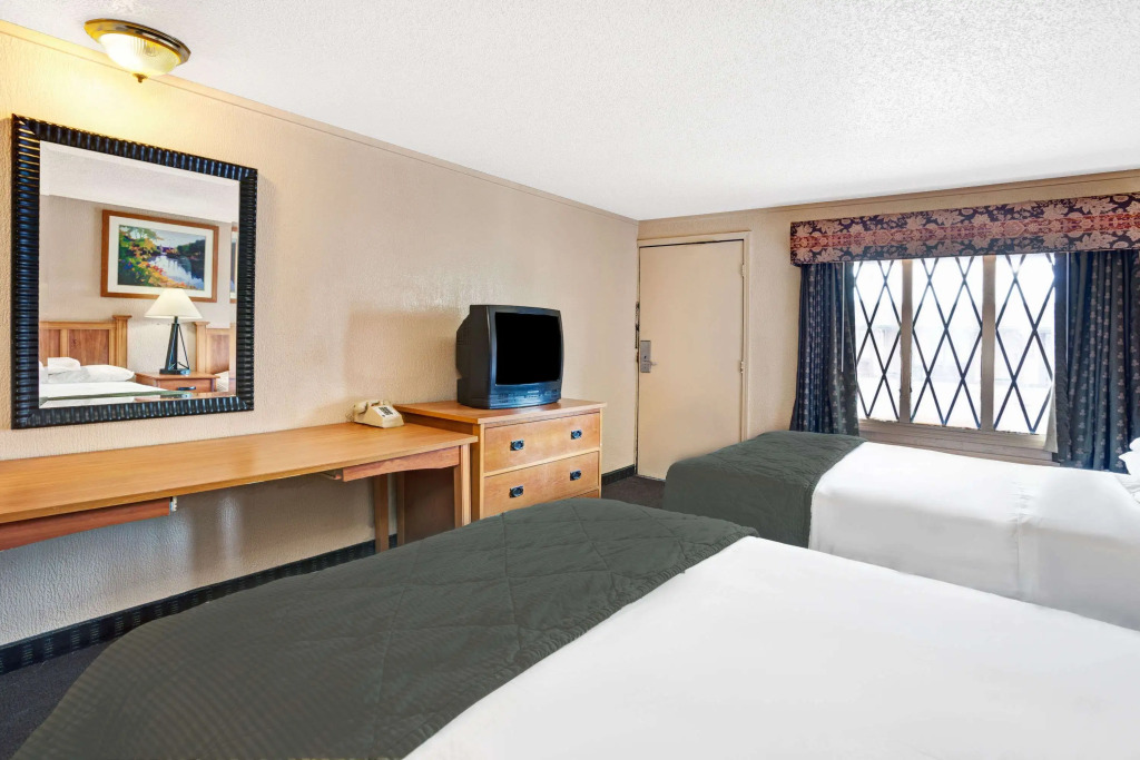 Knights Inn - Madison Heights