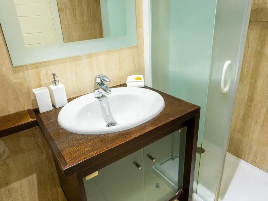 Apartment with extensive gardens PARKING GYM terrace and pool