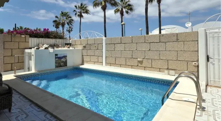 Bungalow Palm Mar with pool and garden