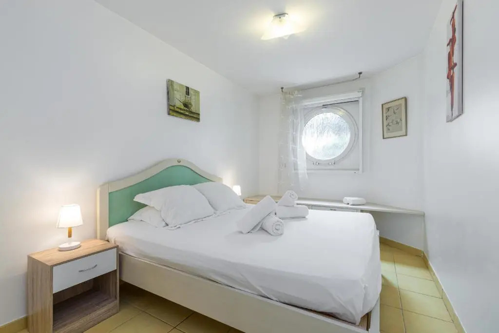 Nice 1 Bedroom downtown Carré d'Or with garage