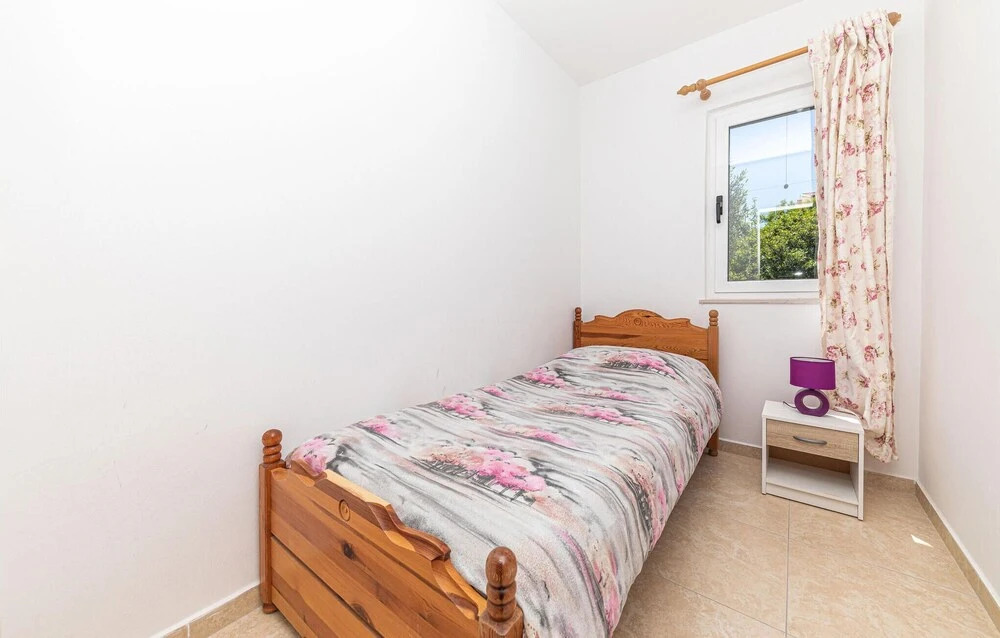 2 Bedroom Cozy Home In Okrug Donji