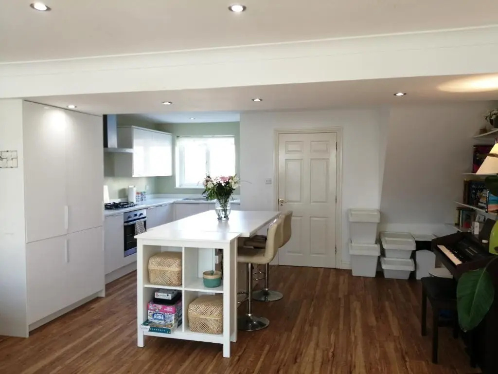 Spacious townhouse with sea views near Cardiff