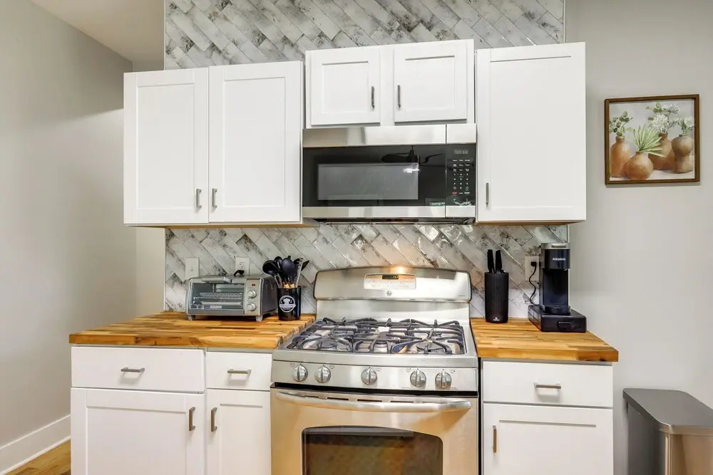 9 Mi to Dtwn Atl: Pet-friendly Apt w/ Yard