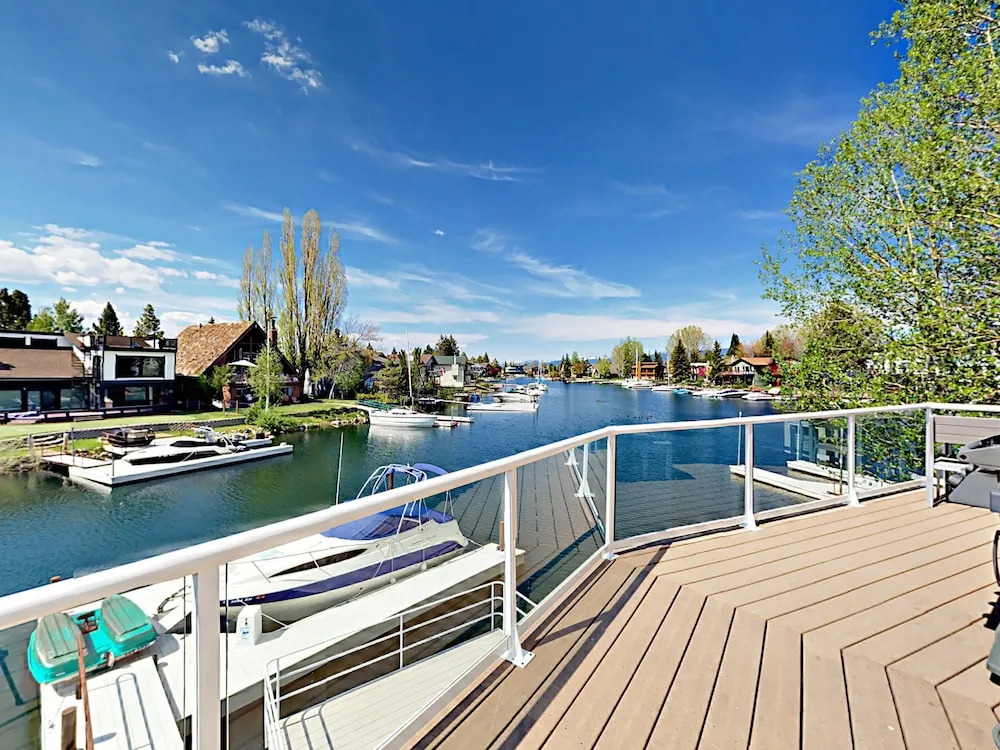 Lakeside 3br W/ Dock & Fireplace 3 Bedroom Home