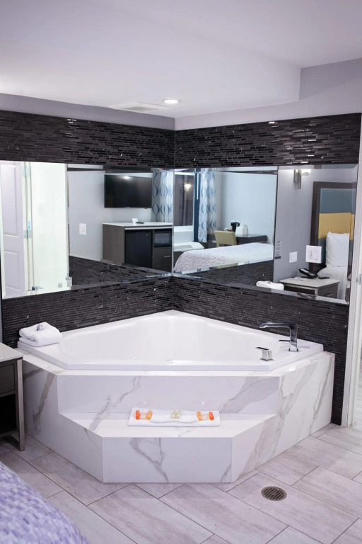 Travelodge Inn & Suites by Wyndham West Covina