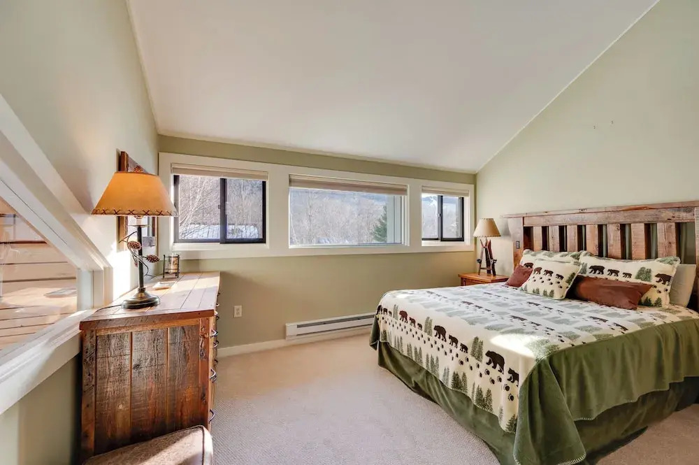 Lincoln Condo w/ Balcony & View < 2 Mi to Loon Mtn