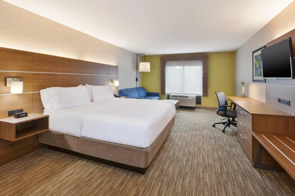Holiday Inn Express & Suites Chesapeake by IHG