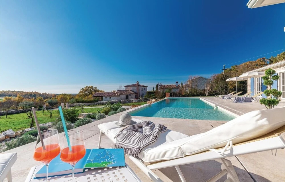 Beautiful Home in Babudri With 5 Bedrooms, Wifi and Outdoor Swimming Pool