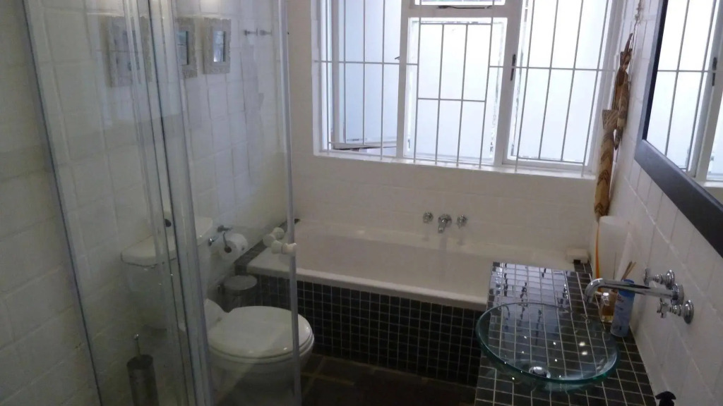 4 on Highworth Apartments and Studios